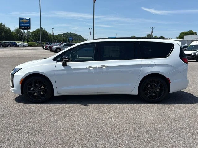 New 2027 White/off-white Chrysler Limited image 8
