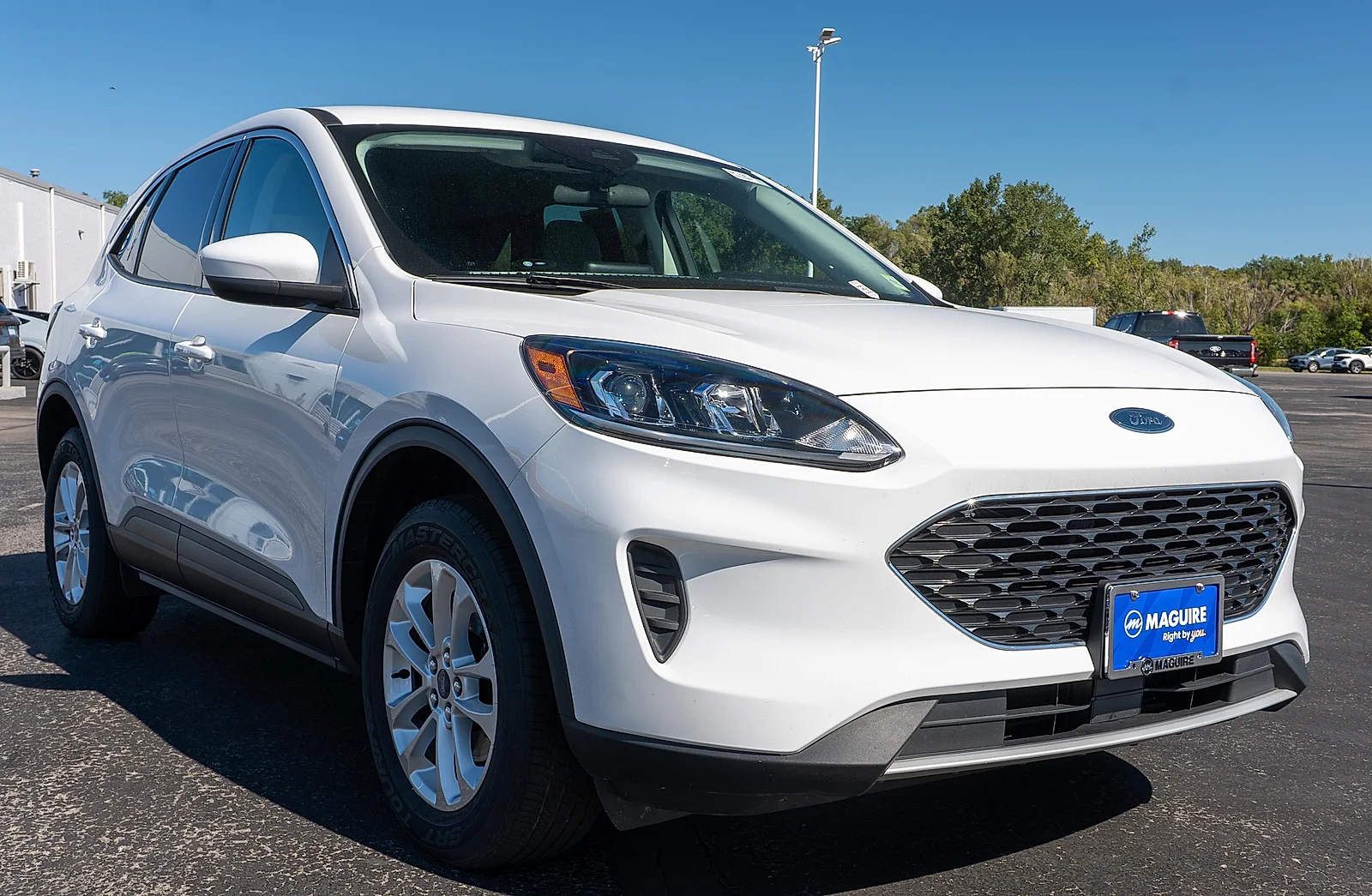 Used 2021 Oxford White Ford SE image 4