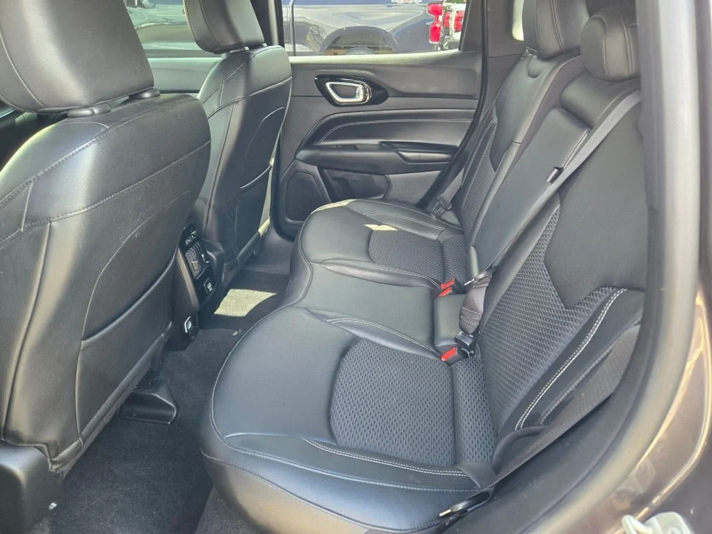 Used 2024 Gray Jeep Latitude 4x4 image 17