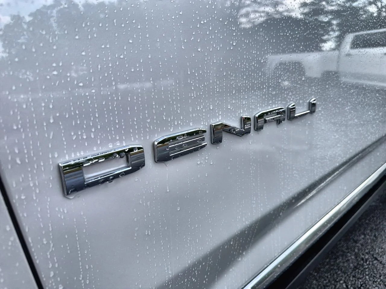 Used 2022 White Frost Tricoat GMC Denali image 27