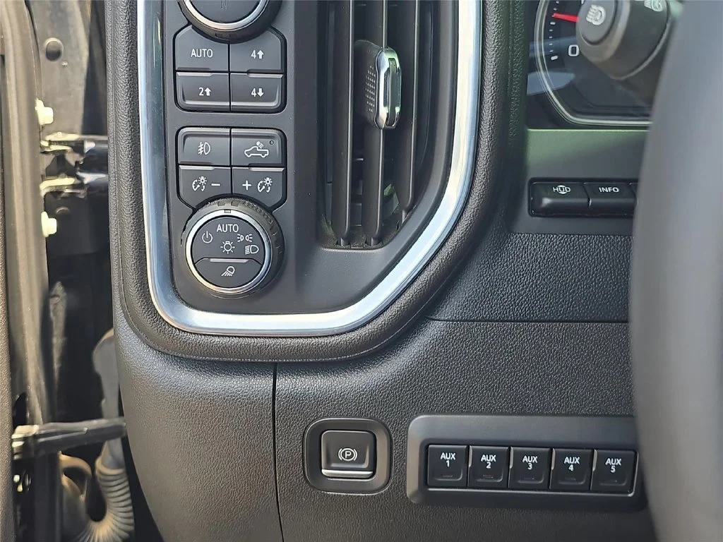 Used 2022 Black Chevrolet High Country image 21