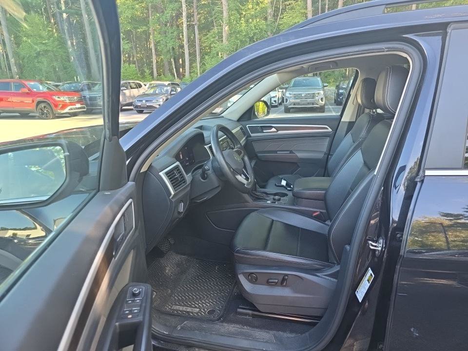 Used 2022 Deep Black Volkswagen 2.0T SE image 2