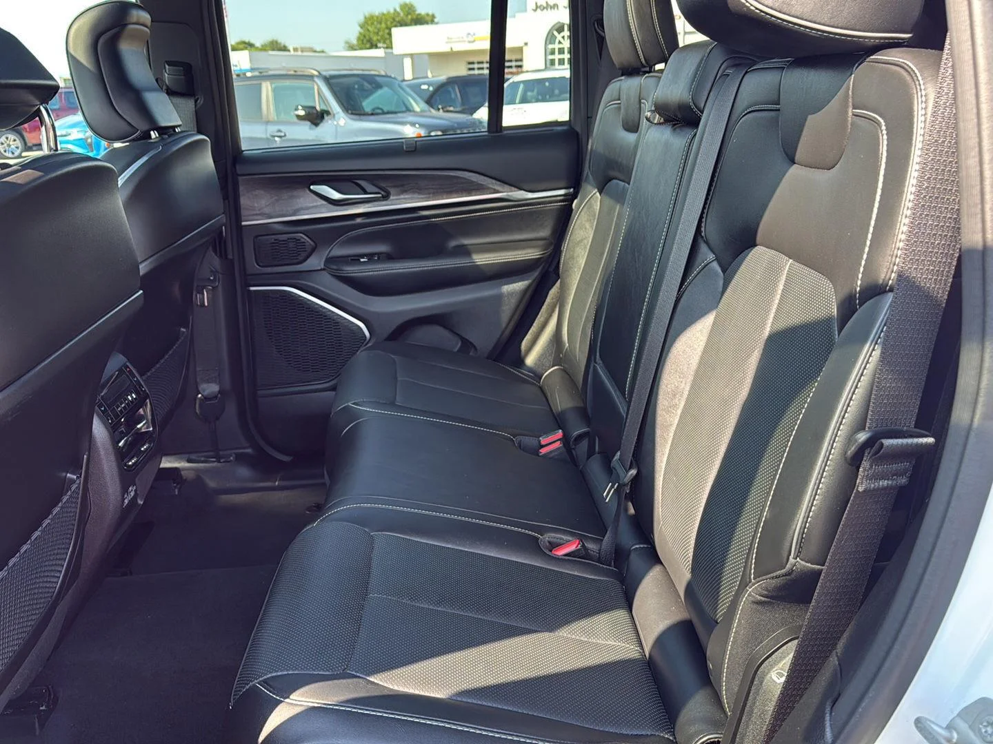 Used 2023 Diamond Black Crystal Pearlcoat Jeep Overland image 14