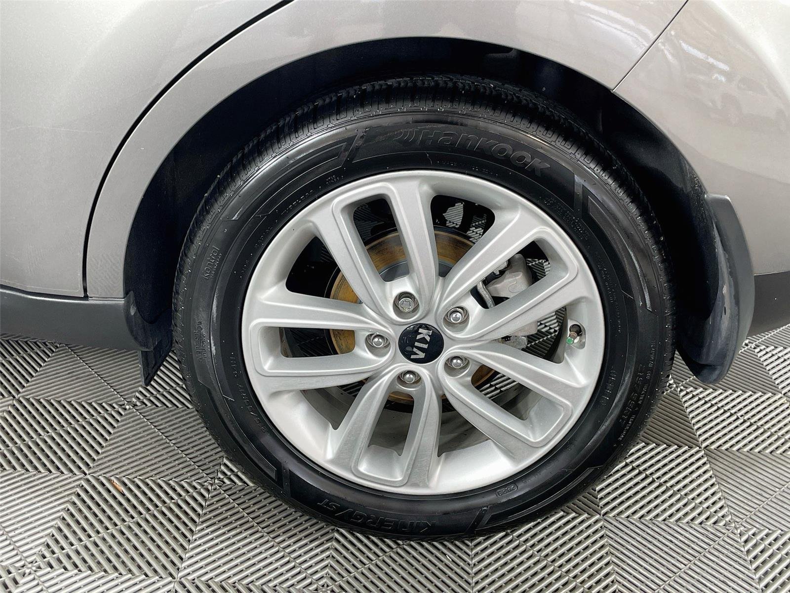 Used 2018 Titanium Gray Kia + image 31