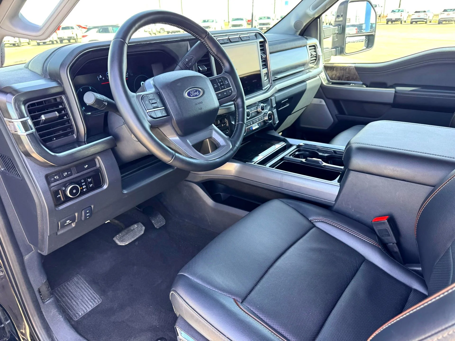 Used 2024  Ford Lariat image 11