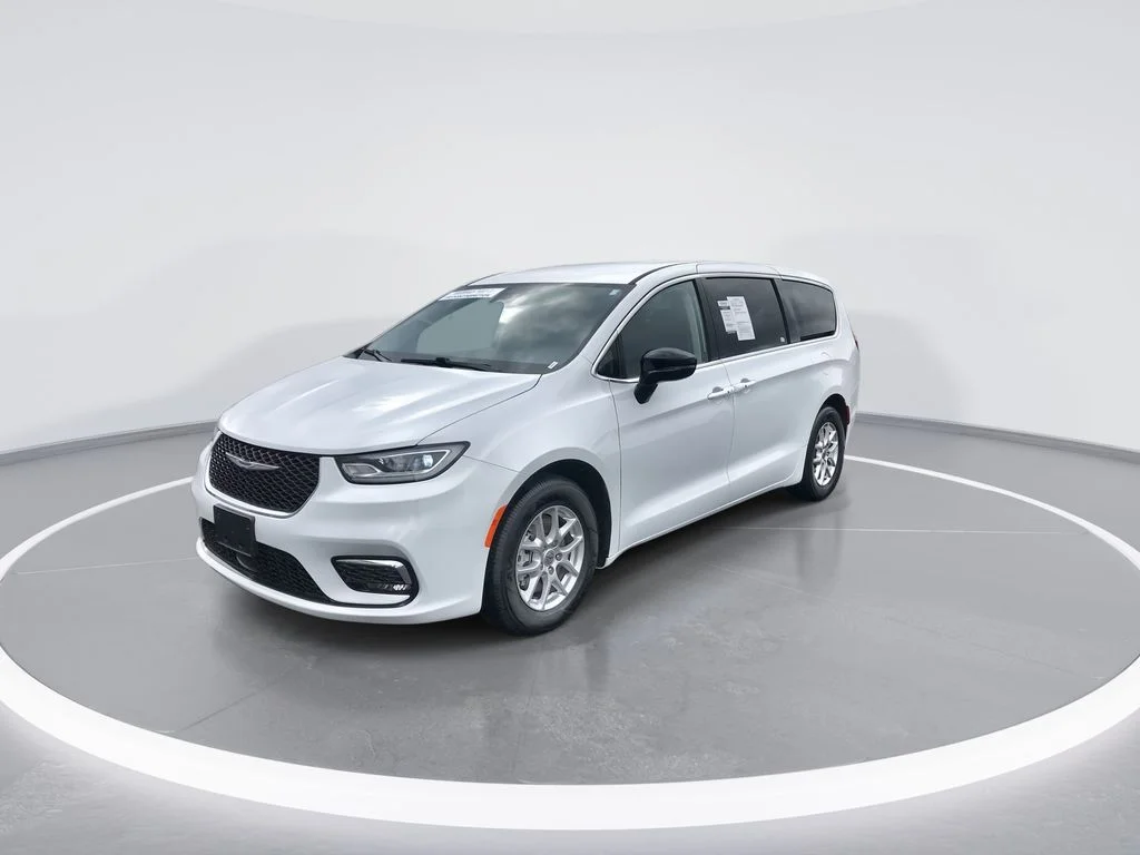 Used 2024 White Chrysler Touring L image 4