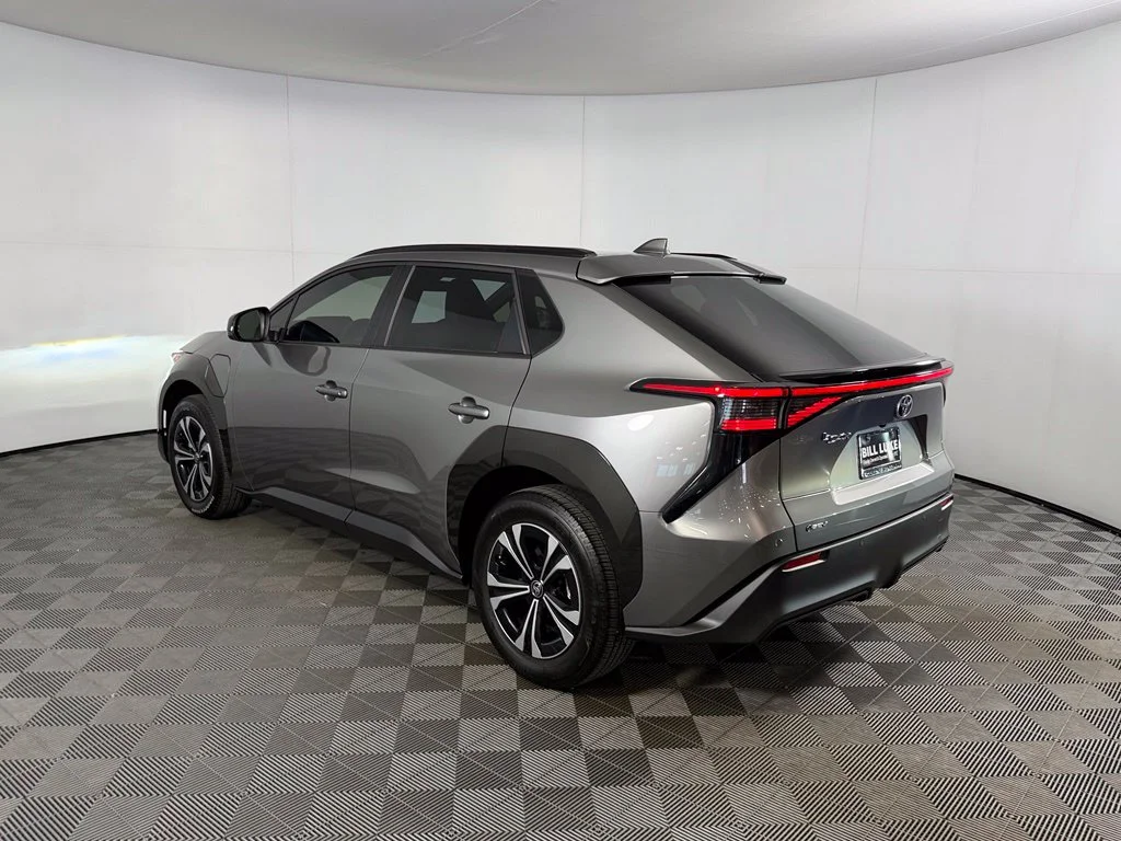 Certified Used 2025  Toyota XLE image 10