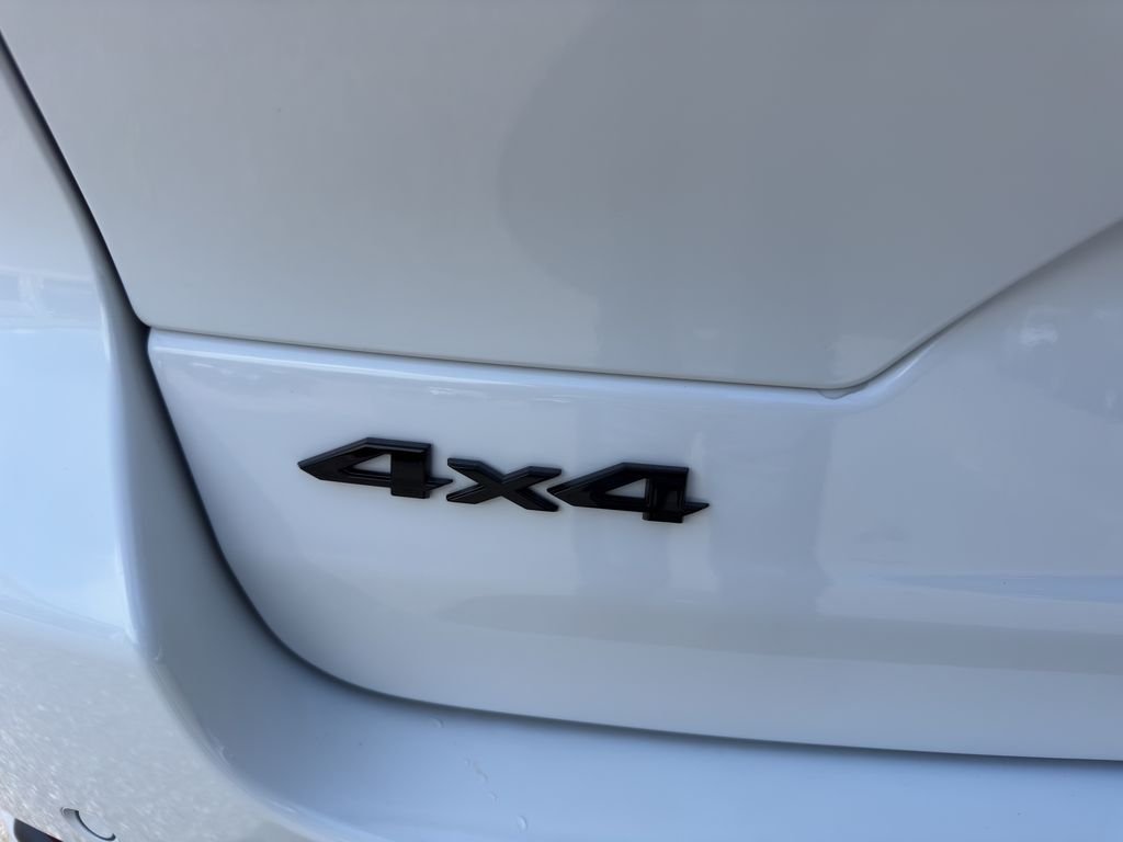 New 2026 Bright White Clear-Coat Exterior Paint Jeep Limited image 9