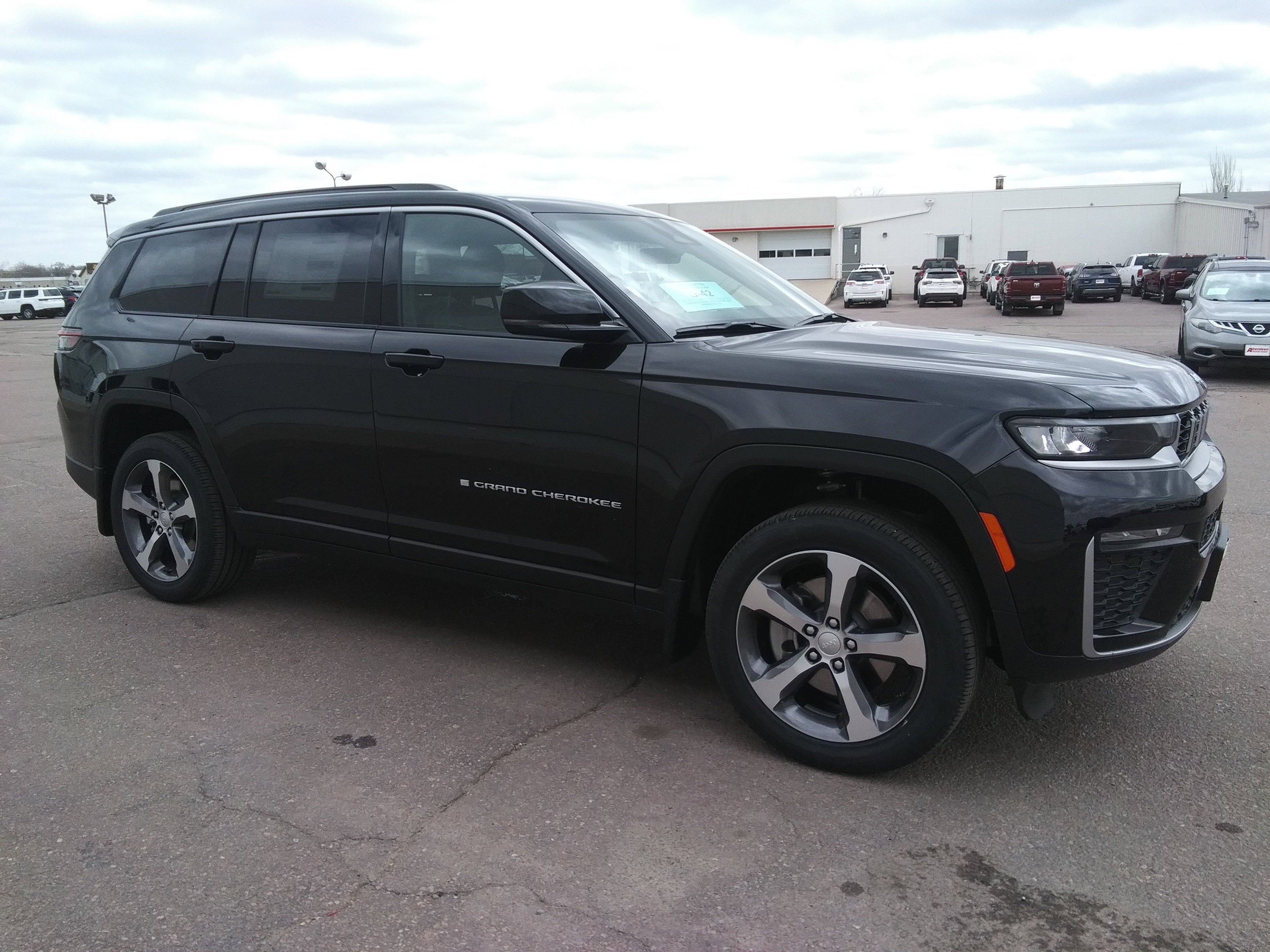 New 2026 Diamond Black Crystal Pearl-Coat Exterior Paint Jeep Limited image 4