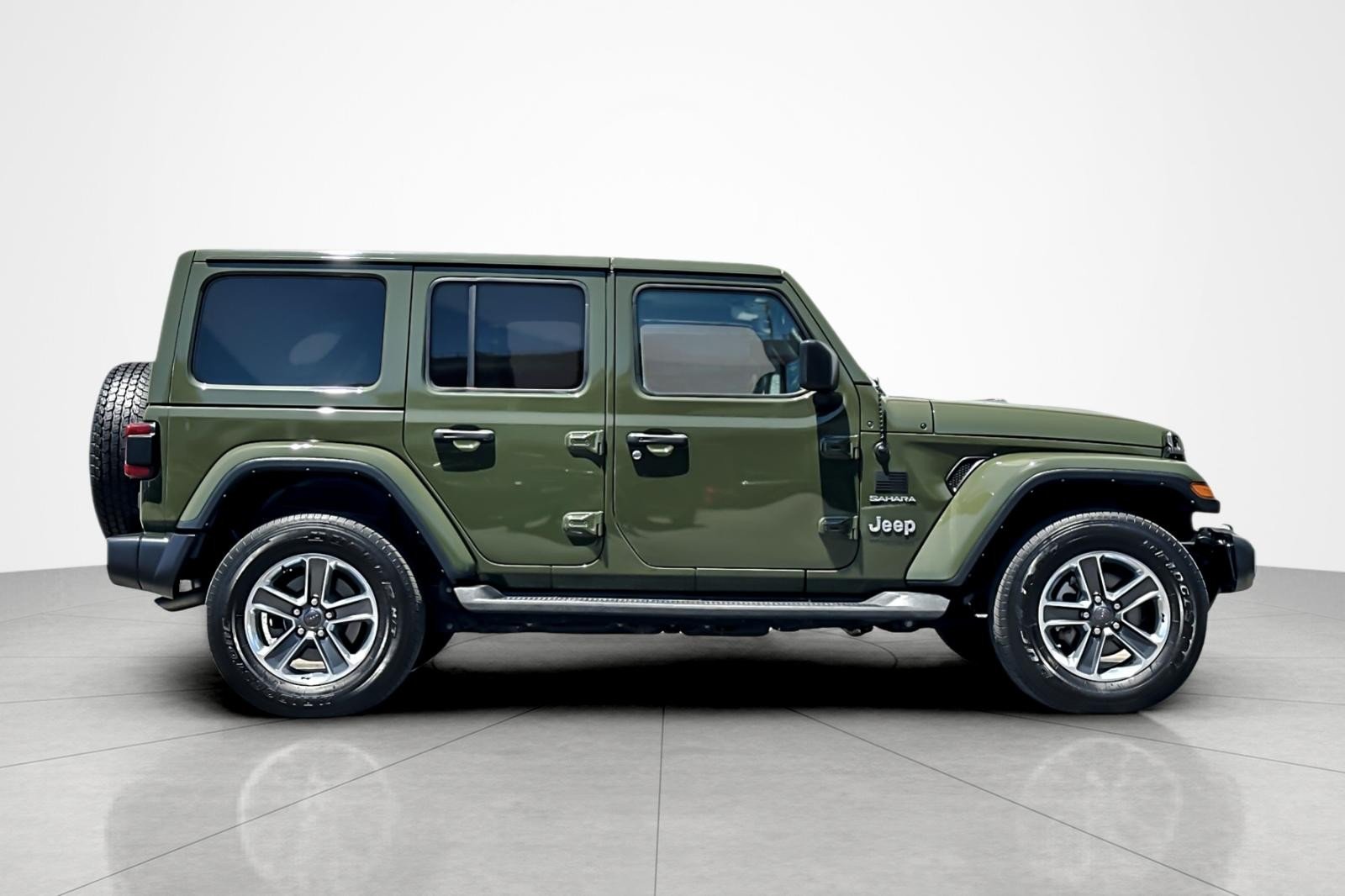 Used 2022 GREEN CLEAR-COAT Jeep Unlimited Sahara image 6