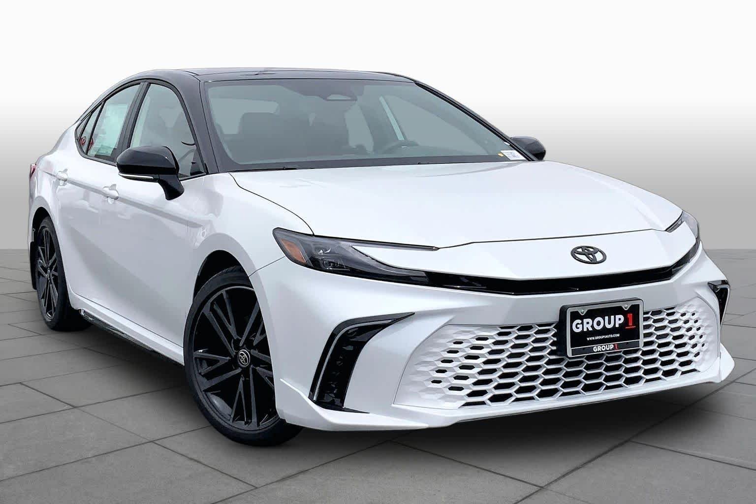 New 2026 Wind Chill Pearl with Midnight Black Metallic roof Toyota XSE image 2