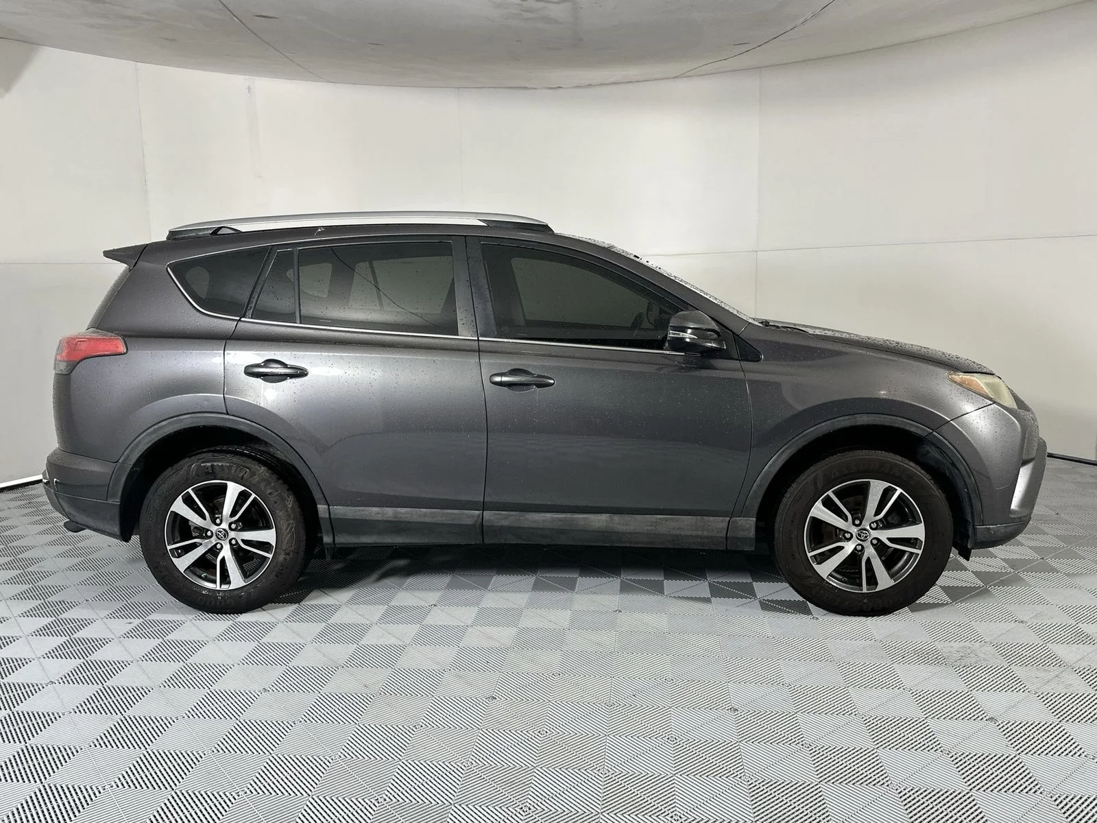 Used 2016 Gray Toyota XLE image 9