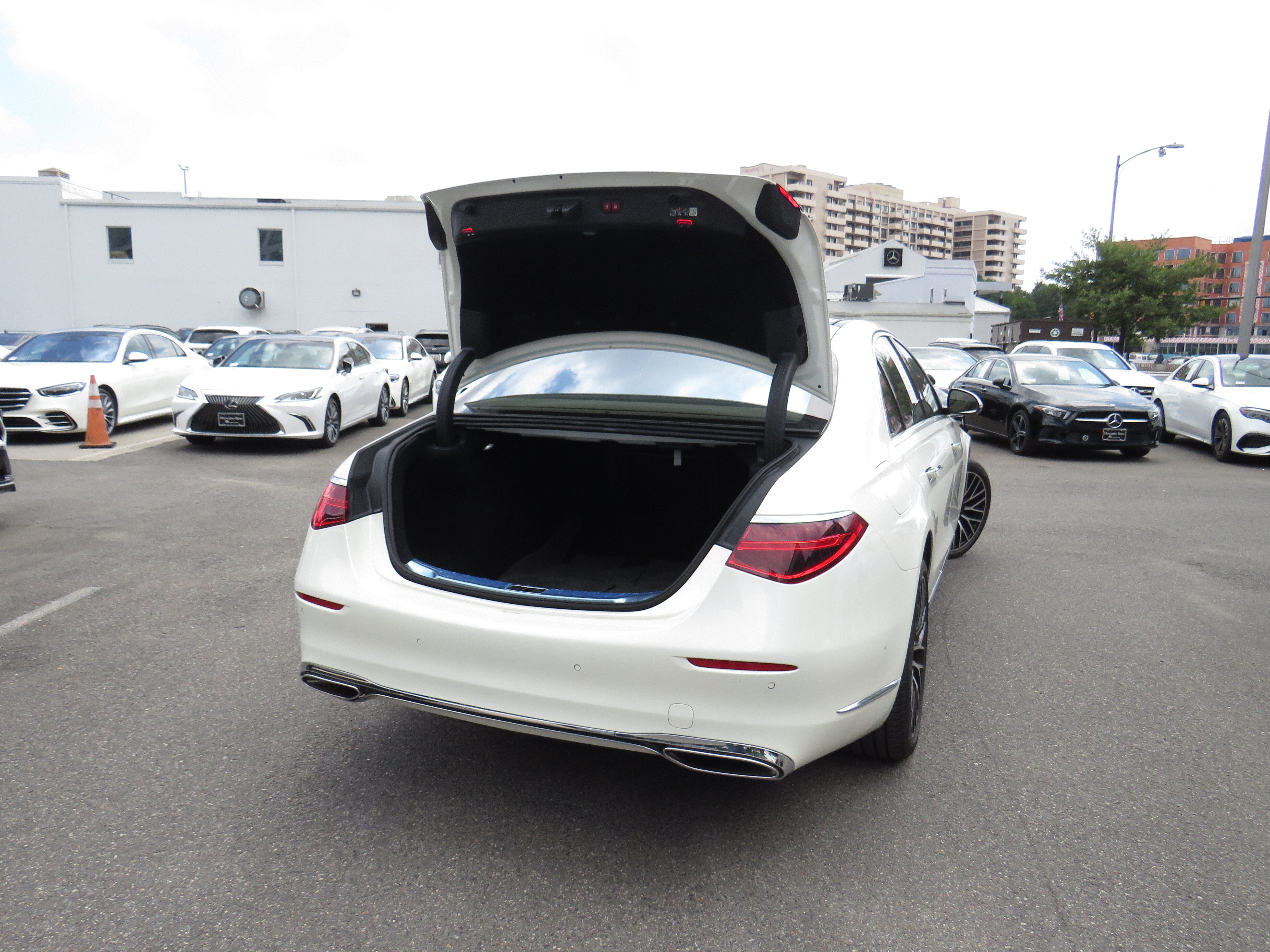 Certified Used 2023 MANUFAKTUR Diamond White Metallic Mercedes-Benz S 500 4MATIC® image 33