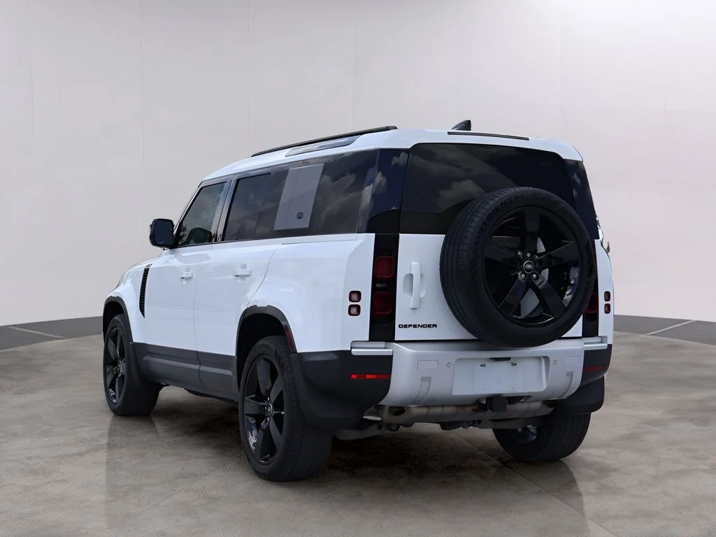 Used 2024 Fuji White Land Rover  image 7