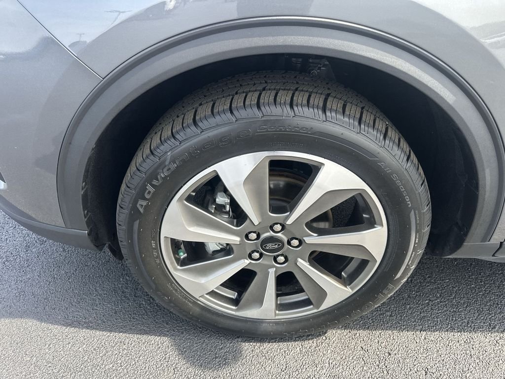 Used 2025  Ford Platinum image 18