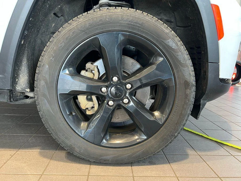 Used 2024 Wh Jeep Limited image 15