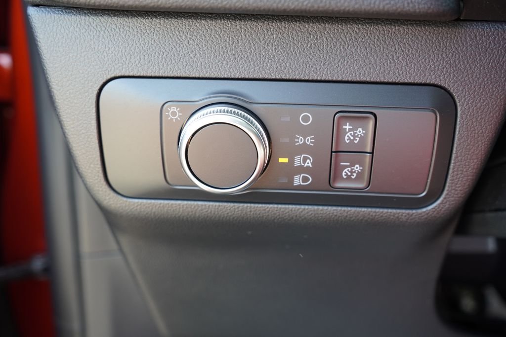 Used 2020 Sedona Orange Metallic Ford SE image 23