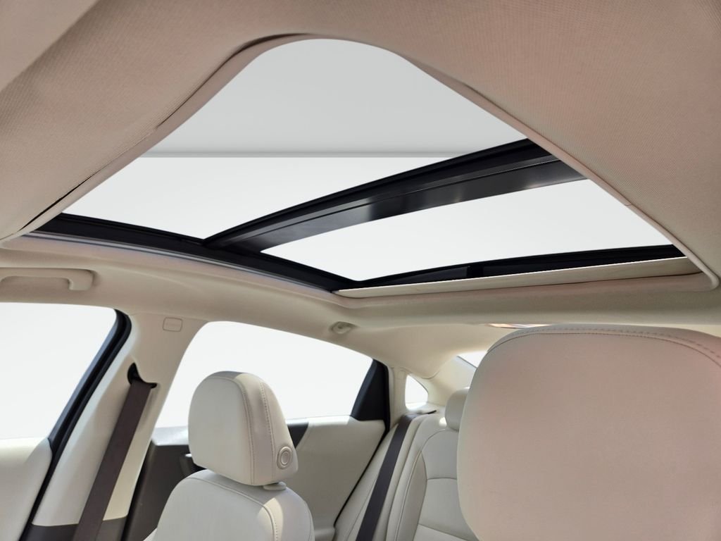 Used 2020 White Chevrolet Premier image 17