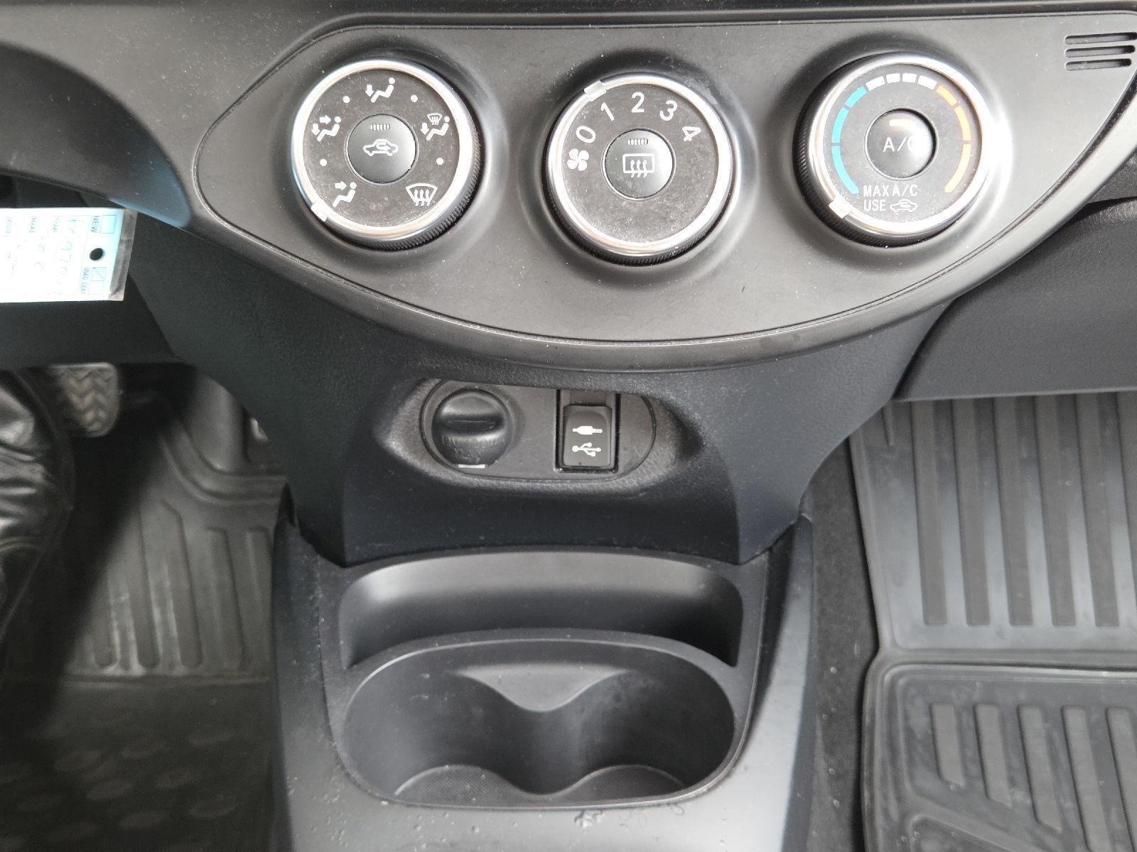 Used 2018 Ice Cap Toyota L image 30