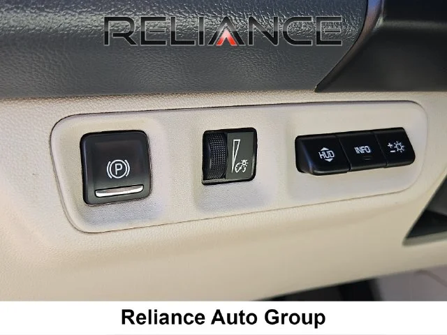 Used 2023 White GMC Denali image 23
