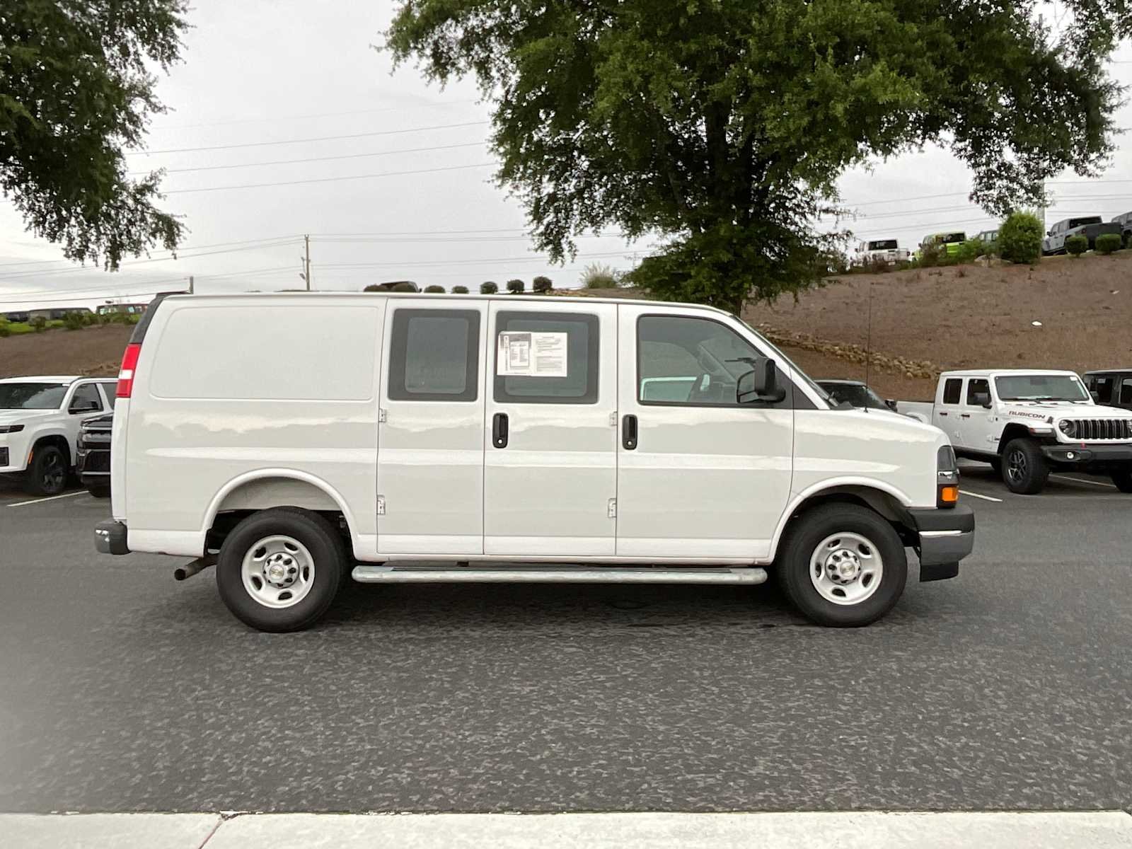 Used 2025 Summit White Chevrolet  image 6