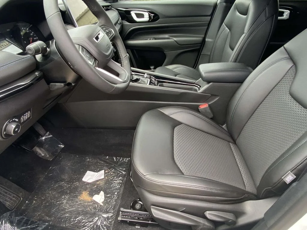 New 2026 Bright White Clear-Coat Exterior Paint Jeep Latitude Altitude image 41