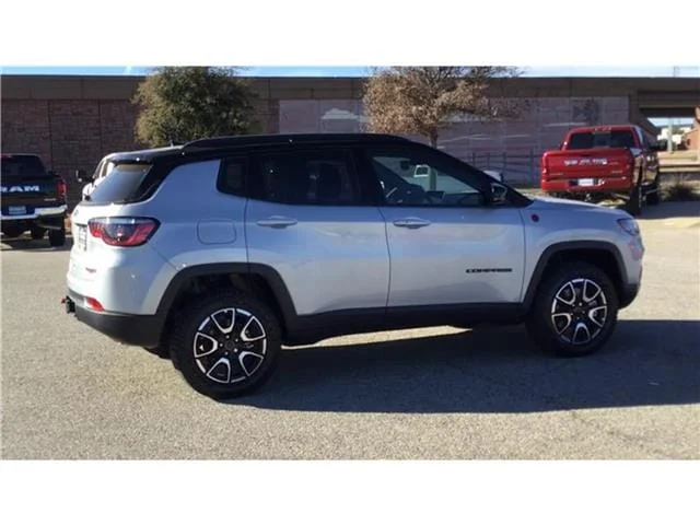 New 2026 Silver Zynith Metallic Clear-Coat  Paint Jeep TRAILHAWK 4X4 image 2