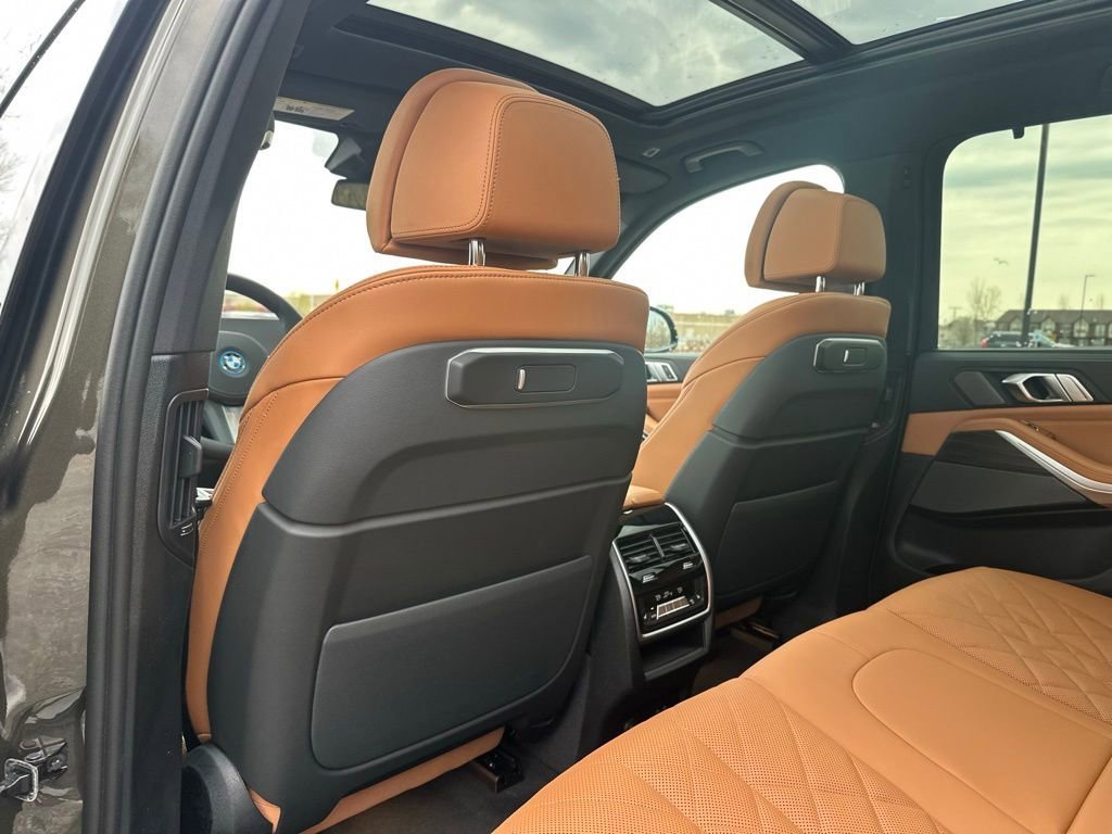 New 2026 Manhattan Green Metallic BMW xDrive50e image 21