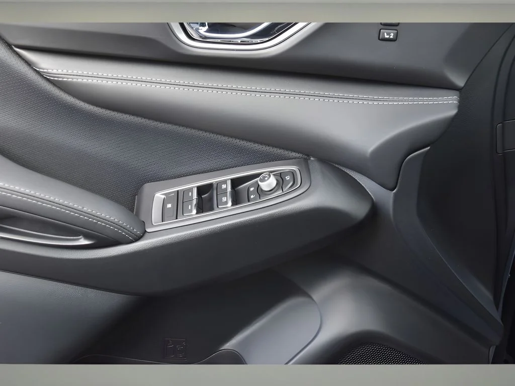 Used 2025 Ice Silver Metallic Subaru Limited image 21