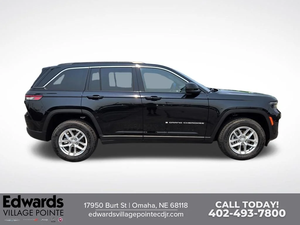 New 2026 Diamond Black Crystal Pearl-Coat Exterior Paint Jeep Laredo X image 2