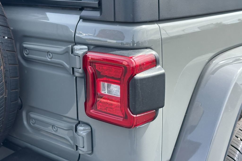 Used 2023 Grey Jeep Sahara image 7