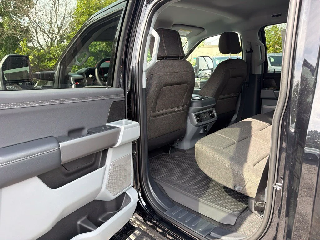 New 2027 Agate Black Metallic Ford F-250® XLT image 24
