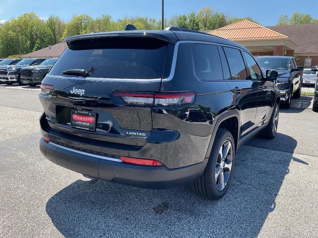 New 2026 Diamond Black Crystal Pearl-Coat Exterior Paint Jeep Limited image 7