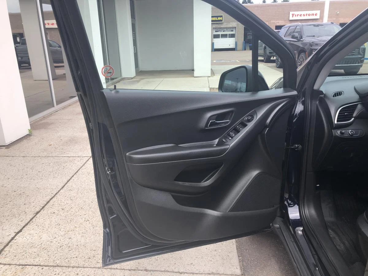 Used 2022 Blue Chevrolet AWD 4dr LT w/ Leather image 11
