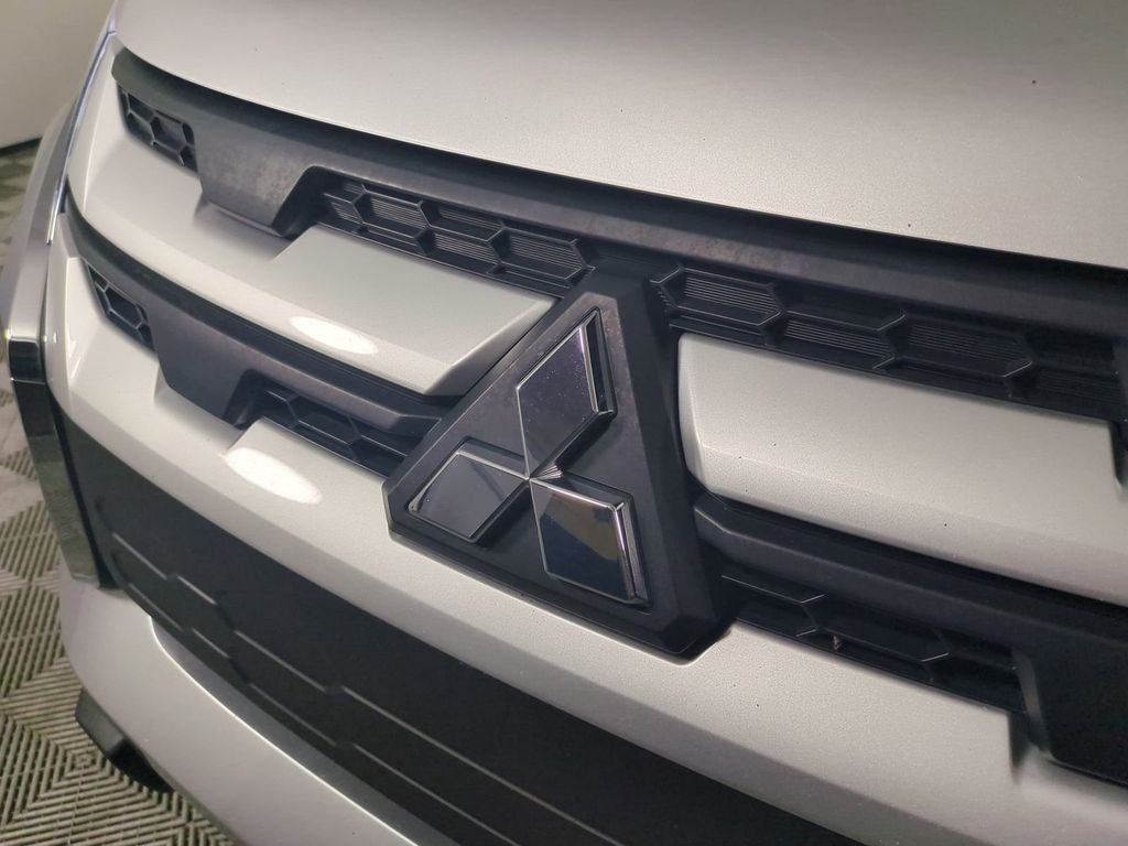 Used 2024  Mitsubishi 2.0 ES image 13