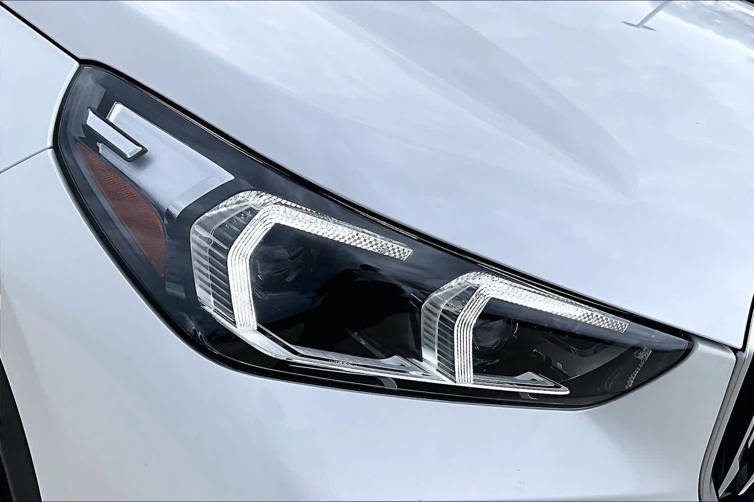 Used 2025 Mineral White Metallic BMW xDrive28i image 27