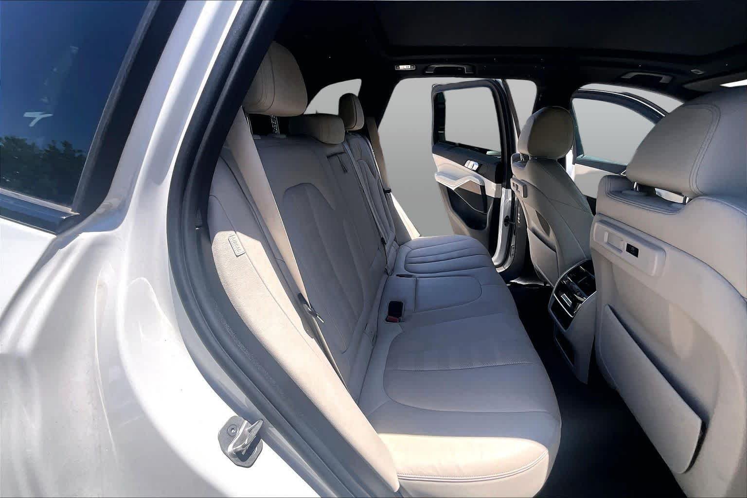 Used 2022 Mineral White Metallic BMW xDrive40i image 20