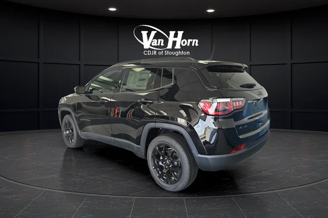New 2026 Diamond Black Crystal Pearl-Coat Exterior Paint Jeep Latitude image 5