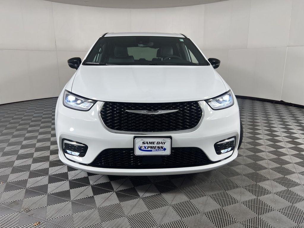 Used 2026 Bright White Clearcoat Chrysler Select image 5