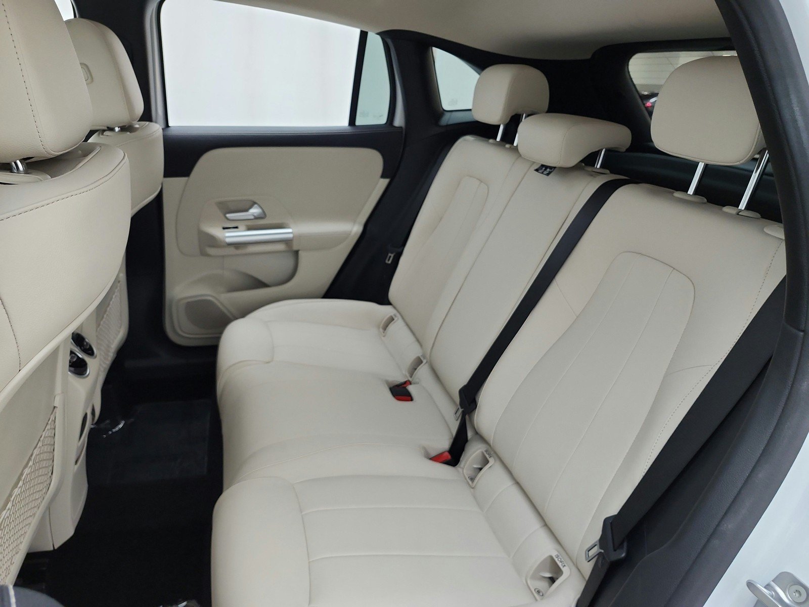 Used 2023 Digital White Metallic Mercedes-Benz GLA 250 SUV image 13