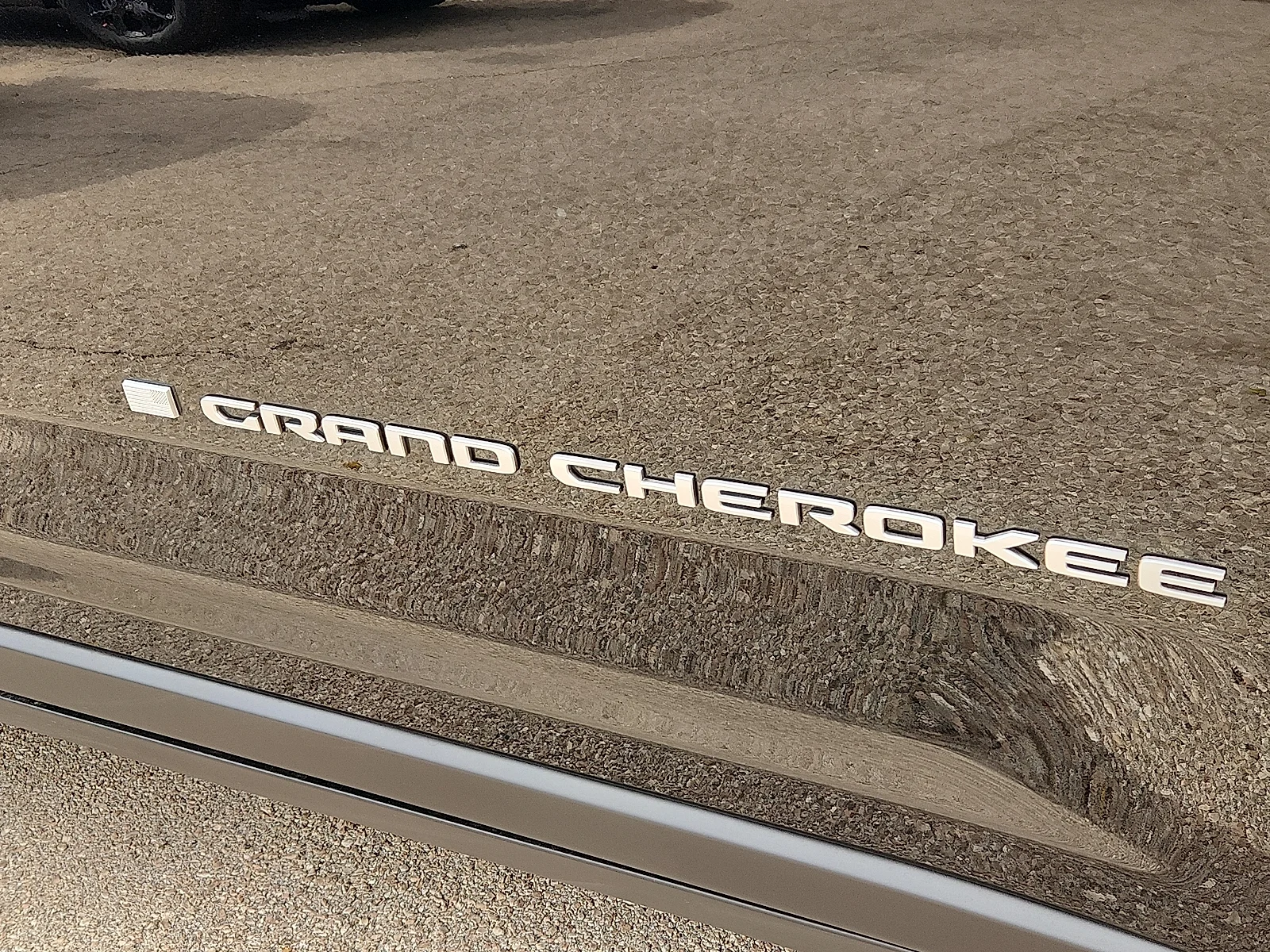 New 2027 High-Gloss Black Paint Jeep LIMITED 4X4 image 8