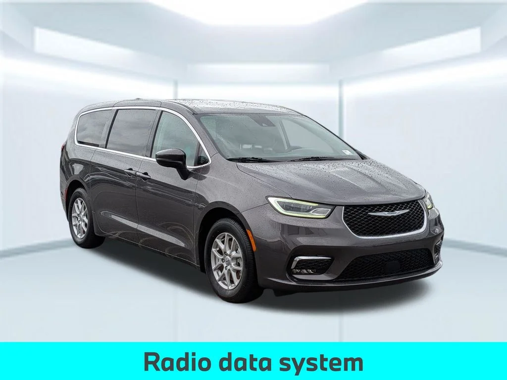 Used 2023 Gray Chrysler Touring L image 9