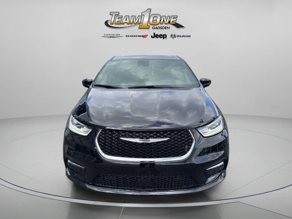 New 2026 Diamond Black Crystal Pearl-Coat Exterior Paint Chrysler Limited image 2