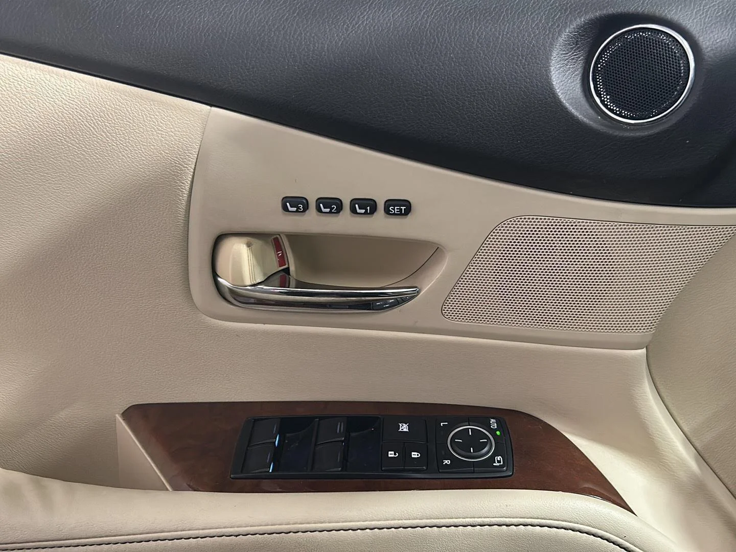 Used 2015 Claret Mica Lexus Premium image 6
