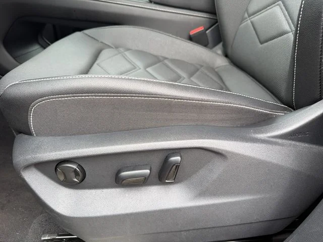 Used 2025  Volkswagen 2.0T SE w/Technology image 23