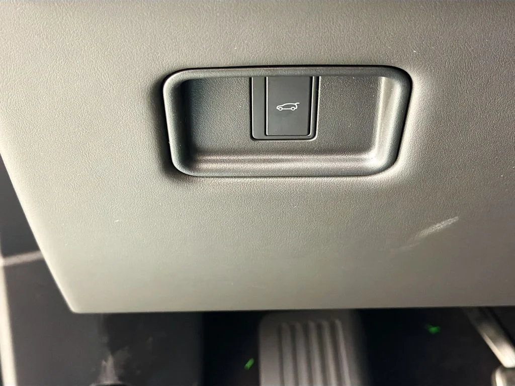 New 2026 Santorini Black Land Rover Dynamic SE image 10