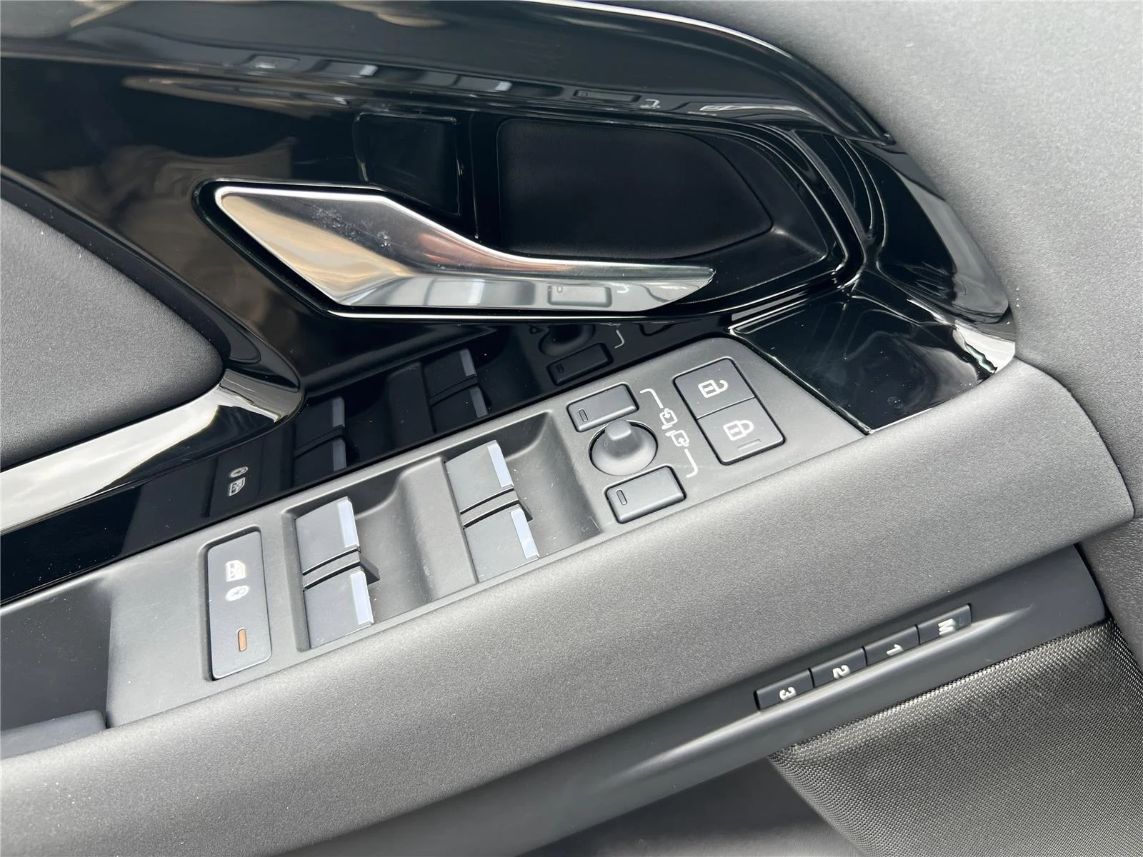 New 2026 Eiger Grey Land Rover Dynamic SE image 26
