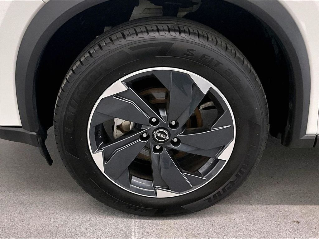 Used 2025 Everest White Pearl Nissan SV image 7