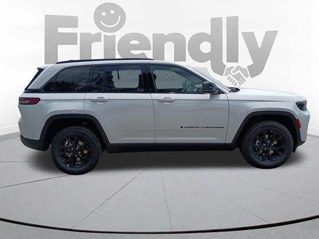 New 2026 Bright White Clear-Coat Exterior Paint Jeep Laredo image 4