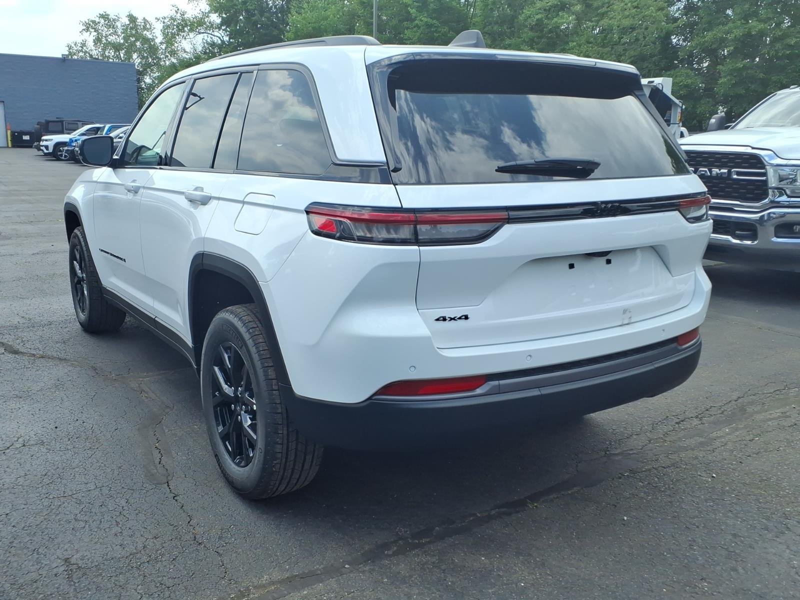 New 2026 Bright White Clear-Coat Exterior Paint Jeep Altitude image 4